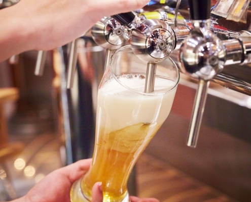 Image of bartender pouring beer into a schooner glass | Featured image for Sunshine Coast craft beer tours you can’t miss | Blog